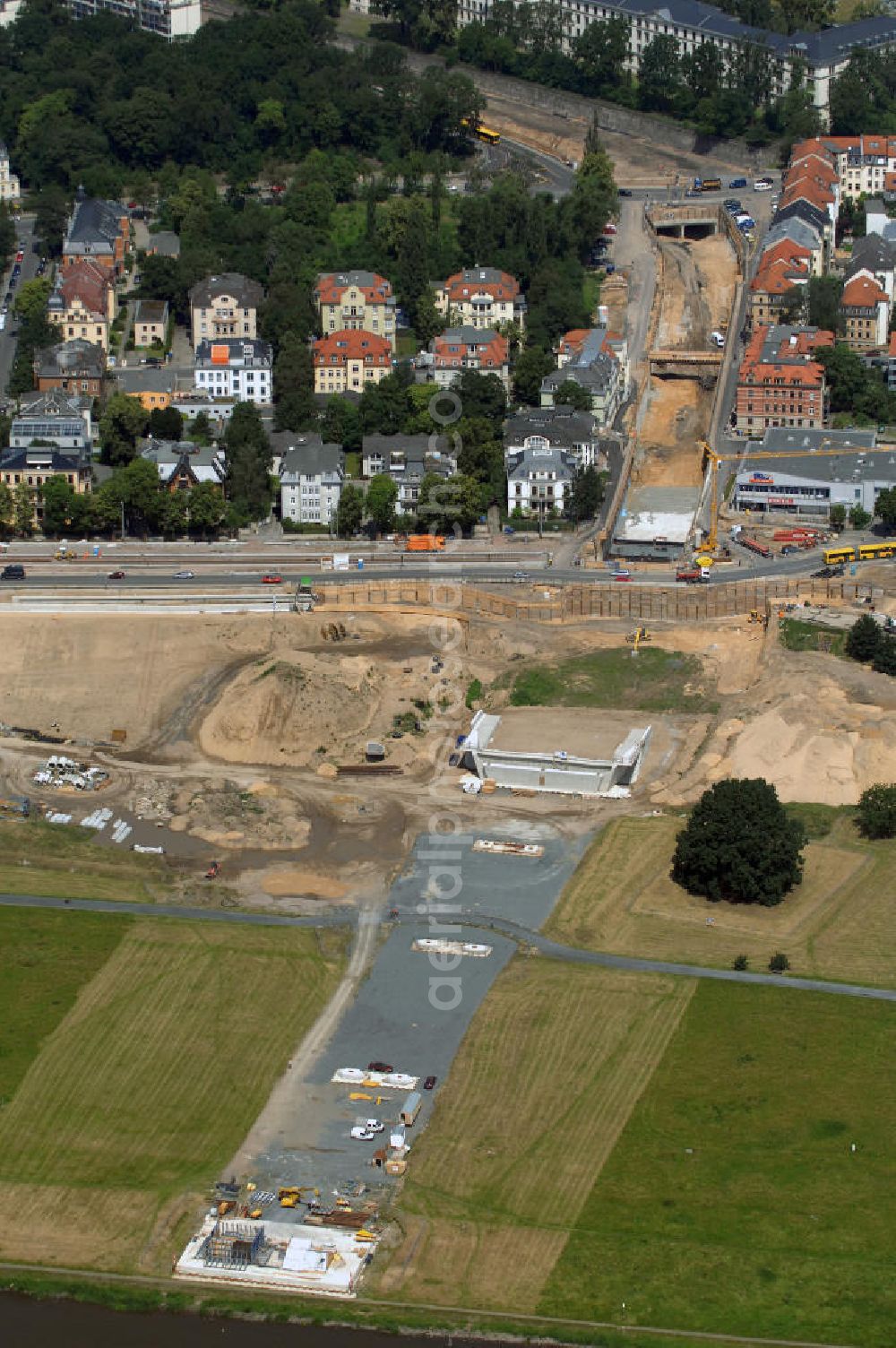 Dresden from above - Blick auf die im Bau befindliche Waldschlösschenbrücke in Dresden. Das Bauvorhaben ist sehr umstritten, da die UNESCO bereits angedroht hat Dresden den Titel des Weltkulturerbes abzuerkennen, sollte der Bau der Brücke weitergeführt werden. Das Bautzner Oberverwaltungsgericht ordnete hingegen an die Brücke zu bauen, obwohl unklar ist ob dieses Vorhaben rechtens ist. Inzwischen wurden in der Planung der Brücke einige Änderungen vorgenommen. Der Bogen wird kleiner werden, die neue Planung sieht die Brücke einen Meter schmaler vor und die Füße werden nicht so wuchtig, sondern dezent ausfallen. Kontakt: Landeshauptstadt Dresden Stadtplanungsamt Abteilung Stadtplanung und Stadtgestaltung Frau Tauber, Postfach 120020 01001 Dresden, Technisches Rathaus, Hamburger Straße 19 01067 Dresden, 2. Etage, Zimmer 2042, Tel. +49(0)351 4883577, Fax +49(0)351 4883456, Email: bauleitplanung-altstadt-blasewitz@dresden.de; AWB Architekten Architekturbüro Bauer BDA, Blasewitzer Straße 78 01307 Dresden, Tel. +49(0)351 49709 0, Fax +49(0)351 49709 20