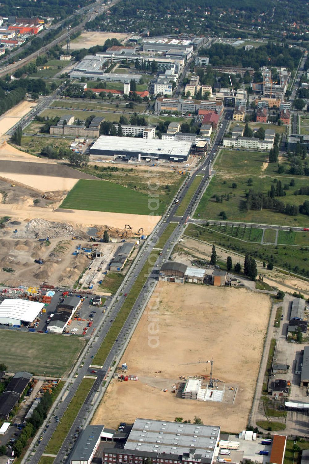 Berlin from above - Blick auf den Bau von Hallen und Büroräumen am Groß-Berliner Damm in Berlin-Adlershof. Adlershof ist ein Ortsteil im Bezirk Treptow-Köpenick von Berlin. Im Gewerbepark am Groß-Berliner Damm in unmittelbarer Nähe zum Wirtschafts- und Wissenschaftsstandort Adlershof baut die TLG Immobilien Hallen und Büroräume für produzierendes Gewerbe, Maschinenbauer, Vertriebs-, Großhandel- und Logistikunternehmen. Kontakt: