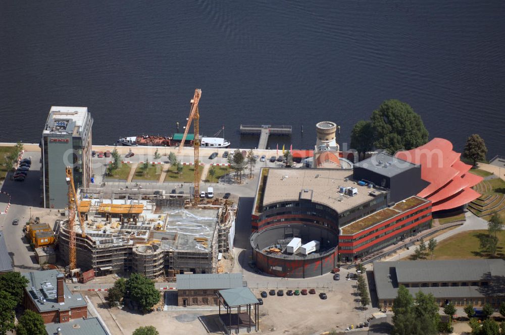 Aerial image Potsdam - Blick auf den Bau des Parkhaus am Hans Otto Theater in Potsdam. Potsdam ist die Hauptstadt des Landes Brandenburg. Sie grenzt im Nordosten unmittelbar an die deutsche Hauptstadt Berlin. Seit September 2006 spielt das Potsdamer Ensemble im neuen Theaterhaus an der Schiffbauergasse. Im Parkhaus sollen ab April 354 Autos Platz haben. Besondere Aufmerksamkeit erfuhr der Neubau durch den Eklat um die Behindertentoilette. Zuständig für den Bau ist das Architektur- und Ingenieurbüro Kock & Lünz, Menzelstr.5, 14467 Potsdam; Tel. +49 (0)331201540