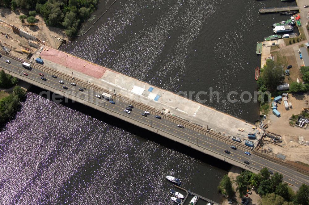 Aerial photograph Potsdam - Blick auf die Bauarbeiten an der Langen Brücke in Potsdam. Im April 2008 begann der Bau an einer neuen Brücke über die Havel und die Alte Fahrt unter Einbeziehung der Freundschaftsinsel. Die Brücke soll die Schienen der Straßenbahn aufnehmen. Die Verlegung der Breiten Straße wird dadurch erleichtert. Außerdem wird die Uferpromenade neu gestaltet. Bauherr: ViP Verkehrsbetrieb Potsdam GmbH; Bauausführung: Henry Ripke Architekten, Hasenheide 54, 10967 Berlin, +49 (0)30 694 85 33, +49 (0) 30 694 86 33, Email Ripke-Architekten@archi.de; Klähne Beratende Ingenieure im Bauwesen GmbH, Inselstraße 6A, 10179 Berlin, Tel. (0)30 27 56 39 0, Fax (0)30 27 56 39 11, EMail: post@kl-ing.de; locodrom landschaftsarchitekten, Joachim-Friedrich-Str. 37, 10711 Berlin, Tel. +49 (0)30 896 80 841, Fax +49 (0)30 891 68 68