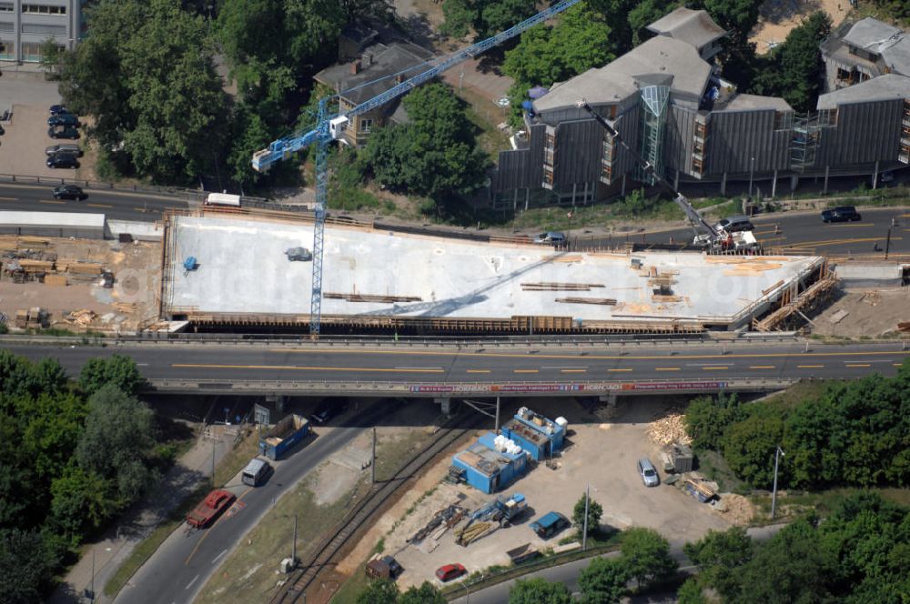 Aerial image Potsdam - Blick auf die Bauarbeiten an der Langen Brücke in Potsdam. Im April 2008 begann der Bau an einer neuen Brücke über die Havel und die Alte Fahrt unter Einbeziehung der Freundschaftsinsel. Die Brücke soll die Schienen der Straßenbahn aufnehmen. Die Verlegung der Breiten Straße wird dadurch erleichtert. Außerdem wird die Uferpromenade neu gestaltet. Bauherr: ViP Verkehrsbetrieb Potsdam GmbH; Bauausführung: Henry Ripke Architekten, Hasenheide 54, 10967 Berlin, +49 (0)30 694 85 33, +49 (0) 30 694 86 33, Email Ripke-Architekten@archi.de; Klähne Beratende Ingenieure im Bauwesen GmbH, Inselstraße 6A, 10179 Berlin, Tel. (0)30 27 56 39 0, Fax (0)30 27 56 39 11, EMail: post@kl-ing.de; locodrom landschaftsarchitekten, Joachim-Friedrich-Str. 37, 10711 Berlin, Tel. +49 (0)30 896 80 841, Fax +49 (0)30 891 68 68