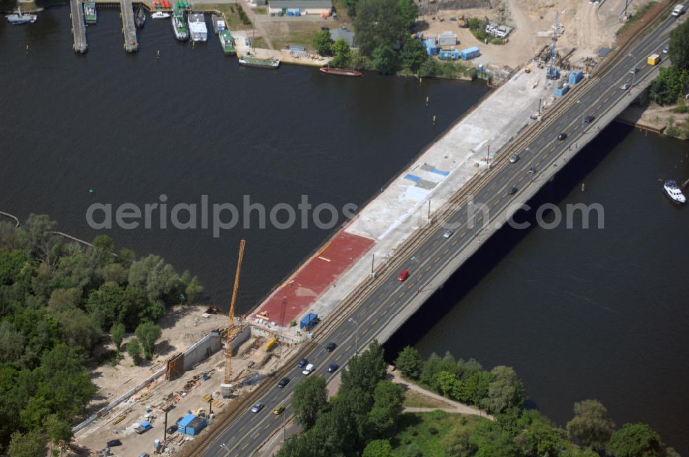 Aerial photograph Potsdam - Blick auf die Bauarbeiten an der Langen Brücke in Potsdam. Im April 2008 begann der Bau an einer neuen Brücke über die Havel und die Alte Fahrt unter Einbeziehung der Freundschaftsinsel. Die Brücke soll die Schienen der Straßenbahn aufnehmen. Die Verlegung der Breiten Straße wird dadurch erleichtert. Außerdem wird die Uferpromenade neu gestaltet. Bauherr: ViP Verkehrsbetrieb Potsdam GmbH; Bauausführung: Henry Ripke Architekten, Hasenheide 54, 10967 Berlin, +49 (0)30 694 85 33, +49 (0) 30 694 86 33, Email Ripke-Architekten@archi.de; Klähne Beratende Ingenieure im Bauwesen GmbH, Inselstraße 6A, 10179 Berlin, Tel. (0)30 27 56 39 0, Fax (0)30 27 56 39 11, EMail: post@kl-ing.de; locodrom landschaftsarchitekten, Joachim-Friedrich-Str. 37, 10711 Berlin, Tel. +49 (0)30 896 80 841, Fax +49 (0)30 891 68 68