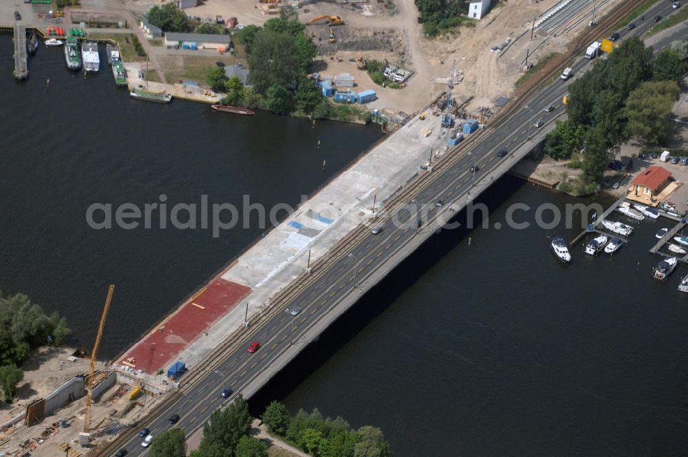 Potsdam from above - Blick auf die Bauarbeiten an der Langen Brücke in Potsdam. Im April 2008 begann der Bau an einer neuen Brücke über die Havel und die Alte Fahrt unter Einbeziehung der Freundschaftsinsel. Die Brücke soll die Schienen der Straßenbahn aufnehmen. Die Verlegung der Breiten Straße wird dadurch erleichtert. Außerdem wird die Uferpromenade neu gestaltet. Bauherr: ViP Verkehrsbetrieb Potsdam GmbH; Bauausführung: Henry Ripke Architekten, Hasenheide 54, 10967 Berlin, +49 (0)30 694 85 33, +49 (0) 30 694 86 33, Email Ripke-Architekten@archi.de; Klähne Beratende Ingenieure im Bauwesen GmbH, Inselstraße 6A, 10179 Berlin, Tel. (0)30 27 56 39 0, Fax (0)30 27 56 39 11, EMail: post@kl-ing.de; locodrom landschaftsarchitekten, Joachim-Friedrich-Str. 37, 10711 Berlin, Tel. +49 (0)30 896 80 841, Fax +49 (0)30 891 68 68