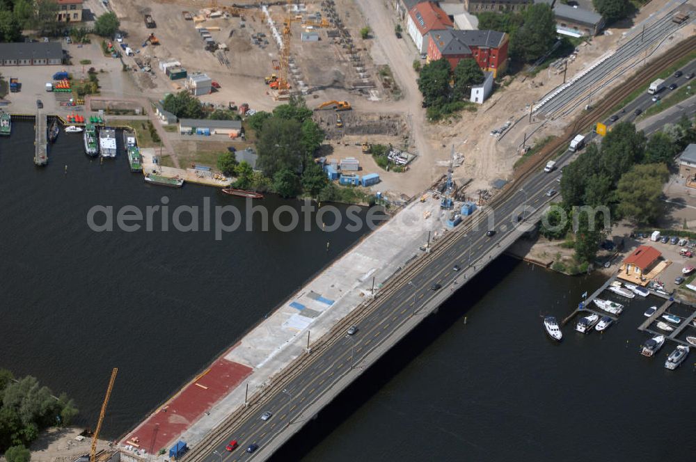 Potsdam from the bird's eye view: Blick auf die Bauarbeiten an der Langen Brücke in Potsdam. Im April 2008 begann der Bau an einer neuen Brücke über die Havel und die Alte Fahrt unter Einbeziehung der Freundschaftsinsel. Die Brücke soll die Schienen der Straßenbahn aufnehmen. Die Verlegung der Breiten Straße wird dadurch erleichtert. Außerdem wird die Uferpromenade neu gestaltet. Bauherr: ViP Verkehrsbetrieb Potsdam GmbH; Bauausführung: Henry Ripke Architekten, Hasenheide 54, 10967 Berlin, +49 (0)30 694 85 33, +49 (0) 30 694 86 33, Email Ripke-Architekten@archi.de; Klähne Beratende Ingenieure im Bauwesen GmbH, Inselstraße 6A, 10179 Berlin, Tel. (0)30 27 56 39 0, Fax (0)30 27 56 39 11, EMail: post@kl-ing.de; locodrom landschaftsarchitekten, Joachim-Friedrich-Str. 37, 10711 Berlin, Tel. +49 (0)30 896 80 841, Fax +49 (0)30 891 68 68