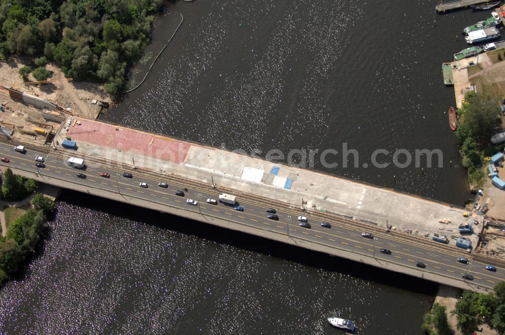 Aerial photograph Potsdam - Blick auf die Bauarbeiten an der Langen Brücke in Potsdam. Im April 2008 begann der Bau an einer neuen Brücke über die Havel und die Alte Fahrt unter Einbeziehung der Freundschaftsinsel. Die Brücke soll die Schienen der Straßenbahn aufnehmen. Die Verlegung der Breiten Straße wird dadurch erleichtert. Außerdem wird die Uferpromenade neu gestaltet. Bauherr: ViP Verkehrsbetrieb Potsdam GmbH; Bauausführung: Henry Ripke Architekten, Hasenheide 54, 10967 Berlin, +49 (0)30 694 85 33, +49 (0) 30 694 86 33, Email Ripke-Architekten@archi.de; Klähne Beratende Ingenieure im Bauwesen GmbH, Inselstraße 6A, 10179 Berlin, Tel. (0)30 27 56 39 0, Fax (0)30 27 56 39 11, EMail: post@kl-ing.de; locodrom landschaftsarchitekten, Joachim-Friedrich-Str. 37, 10711 Berlin, Tel. +49 (0)30 896 80 841, Fax +49 (0)30 891 68 68