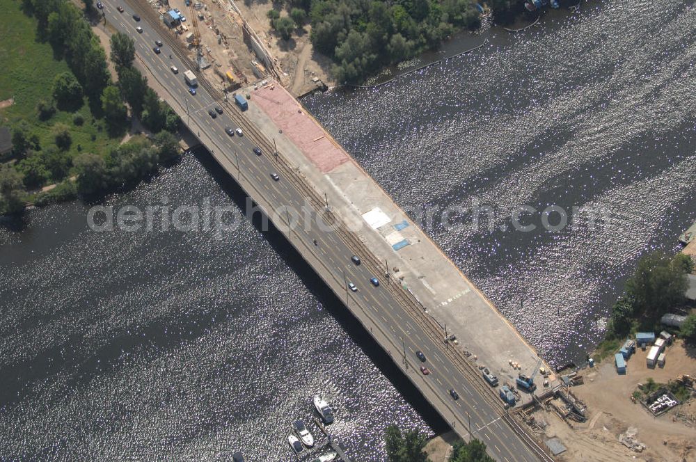 Aerial image Potsdam - Blick auf die Bauarbeiten an der Langen Brücke in Potsdam. Im April 2008 begann der Bau an einer neuen Brücke über die Havel und die Alte Fahrt unter Einbeziehung der Freundschaftsinsel. Die Brücke soll die Schienen der Straßenbahn aufnehmen. Die Verlegung der Breiten Straße wird dadurch erleichtert. Außerdem wird die Uferpromenade neu gestaltet. Bauherr: ViP Verkehrsbetrieb Potsdam GmbH; Bauausführung: Henry Ripke Architekten, Hasenheide 54, 10967 Berlin, +49 (0)30 694 85 33, +49 (0) 30 694 86 33, Email Ripke-Architekten@archi.de; Klähne Beratende Ingenieure im Bauwesen GmbH, Inselstraße 6A, 10179 Berlin, Tel. (0)30 27 56 39 0, Fax (0)30 27 56 39 11, EMail: post@kl-ing.de; locodrom landschaftsarchitekten, Joachim-Friedrich-Str. 37, 10711 Berlin, Tel. +49 (0)30 896 80 841, Fax +49 (0)30 891 68 68