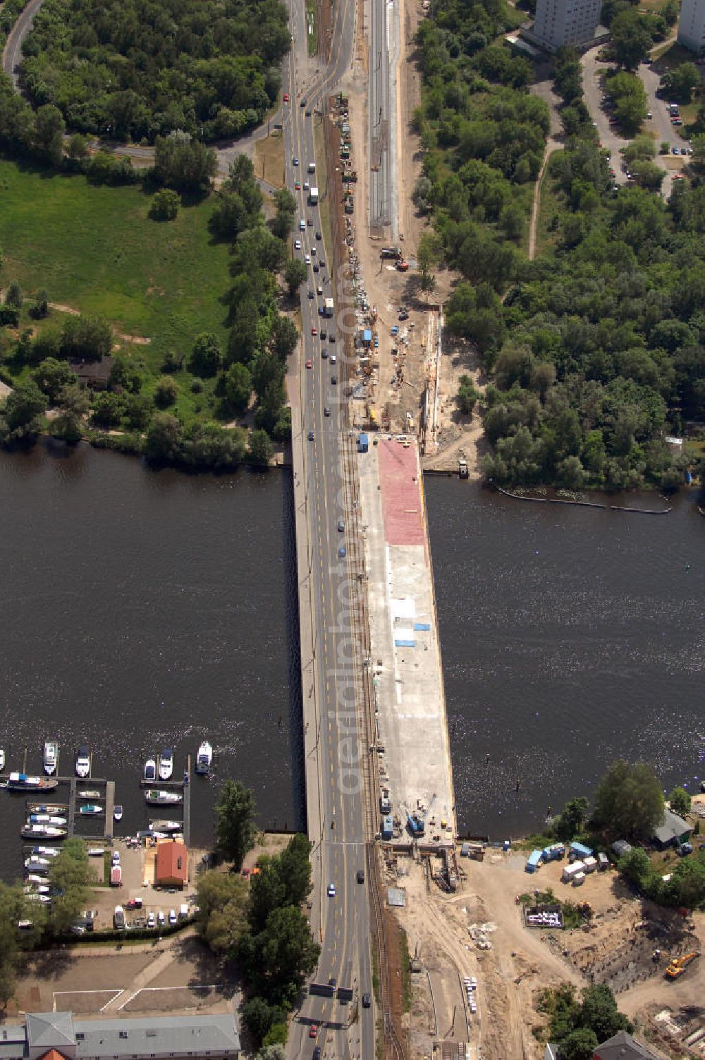 Aerial photograph Potsdam - Blick auf die Bauarbeiten an der Langen Brücke in Potsdam. Im April 2008 begann der Bau an einer neuen Brücke über die Havel und die Alte Fahrt unter Einbeziehung der Freundschaftsinsel. Die Brücke soll die Schienen der Straßenbahn aufnehmen. Die Verlegung der Breiten Straße wird dadurch erleichtert. Außerdem wird die Uferpromenade neu gestaltet. Bauherr: ViP Verkehrsbetrieb Potsdam GmbH; Bauausführung: Henry Ripke Architekten, Hasenheide 54, 10967 Berlin, +49 (0)30 694 85 33, +49 (0) 30 694 86 33, Email Ripke-Architekten@archi.de; Klähne Beratende Ingenieure im Bauwesen GmbH, Inselstraße 6A, 10179 Berlin, Tel. (0)30 27 56 39 0, Fax (0)30 27 56 39 11, EMail: post@kl-ing.de; locodrom landschaftsarchitekten, Joachim-Friedrich-Str. 37, 10711 Berlin, Tel. +49 (0)30 896 80 841, Fax +49 (0)30 891 68 68