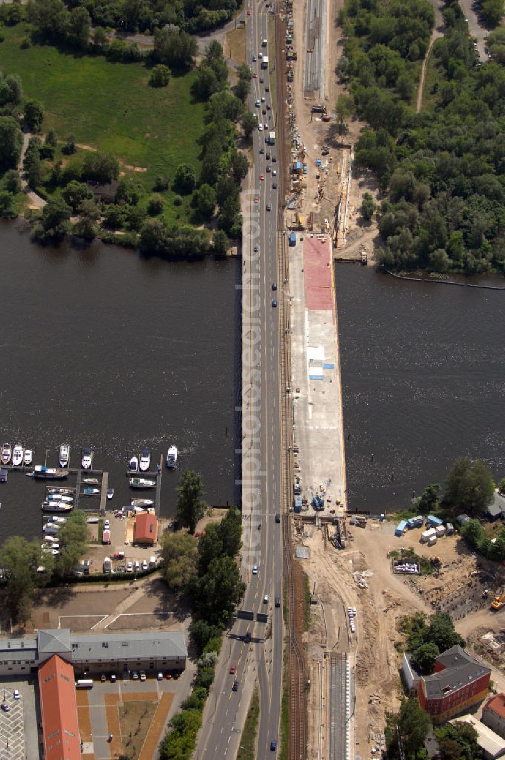 Potsdam from above - Blick auf die Bauarbeiten an der Langen Brücke in Potsdam. Im April 2008 begann der Bau an einer neuen Brücke über die Havel und die Alte Fahrt unter Einbeziehung der Freundschaftsinsel. Die Brücke soll die Schienen der Straßenbahn aufnehmen. Die Verlegung der Breiten Straße wird dadurch erleichtert. Außerdem wird die Uferpromenade neu gestaltet. Bauherr: ViP Verkehrsbetrieb Potsdam GmbH; Bauausführung: Henry Ripke Architekten, Hasenheide 54, 10967 Berlin, +49 (0)30 694 85 33, +49 (0) 30 694 86 33, Email Ripke-Architekten@archi.de; Klähne Beratende Ingenieure im Bauwesen GmbH, Inselstraße 6A, 10179 Berlin, Tel. (0)30 27 56 39 0, Fax (0)30 27 56 39 11, EMail: post@kl-ing.de; locodrom landschaftsarchitekten, Joachim-Friedrich-Str. 37, 10711 Berlin, Tel. +49 (0)30 896 80 841, Fax +49 (0)30 891 68 68