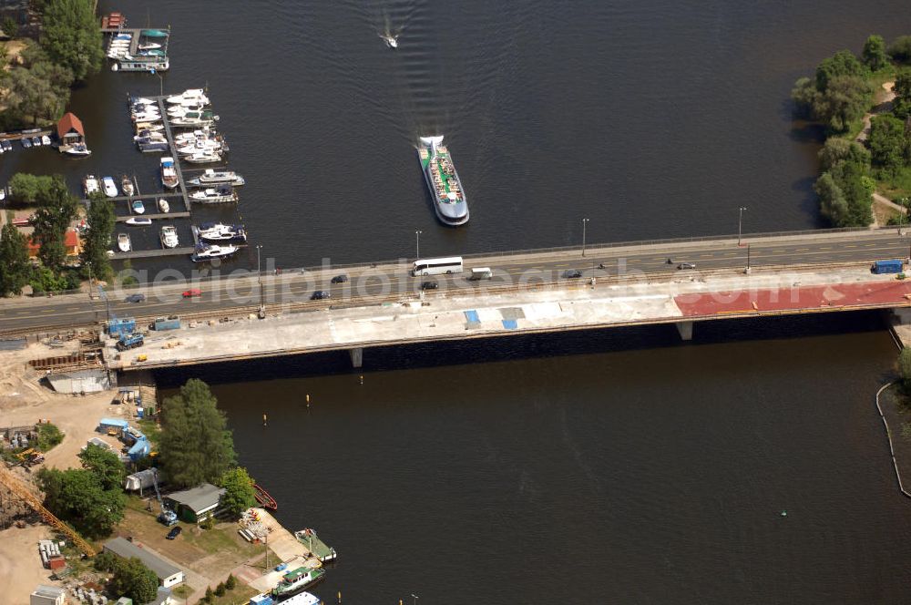 Aerial image Potsdam - Blick auf die Bauarbeiten an der Langen Brücke in Potsdam. Im April 2008 begann der Bau an einer neuen Brücke über die Havel und die Alte Fahrt unter Einbeziehung der Freundschaftsinsel. Die Brücke soll die Schienen der Straßenbahn aufnehmen. Die Verlegung der Breiten Straße wird dadurch erleichtert. Außerdem wird die Uferpromenade neu gestaltet. Bauherr: ViP Verkehrsbetrieb Potsdam GmbH; Bauausführung: Henry Ripke Architekten, Hasenheide 54, 10967 Berlin, +49 (0)30 694 85 33, +49 (0) 30 694 86 33, Email Ripke-Architekten@archi.de; Klähne Beratende Ingenieure im Bauwesen GmbH, Inselstraße 6A, 10179 Berlin, Tel. (0)30 27 56 39 0, Fax (0)30 27 56 39 11, EMail: post@kl-ing.de; locodrom landschaftsarchitekten, Joachim-Friedrich-Str. 37, 10711 Berlin, Tel. +49 (0)30 896 80 841, Fax +49 (0)30 891 68 68