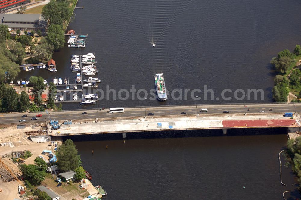 Aerial photograph Potsdam - Blick auf die Bauarbeiten an der Langen Brücke in Potsdam. Im April 2008 begann der Bau an einer neuen Brücke über die Havel und die Alte Fahrt unter Einbeziehung der Freundschaftsinsel. Die Brücke soll die Schienen der Straßenbahn aufnehmen. Die Verlegung der Breiten Straße wird dadurch erleichtert. Außerdem wird die Uferpromenade neu gestaltet. Bauherr: ViP Verkehrsbetrieb Potsdam GmbH; Bauausführung: Henry Ripke Architekten, Hasenheide 54, 10967 Berlin, +49 (0)30 694 85 33, +49 (0) 30 694 86 33, Email Ripke-Architekten@archi.de; Klähne Beratende Ingenieure im Bauwesen GmbH, Inselstraße 6A, 10179 Berlin, Tel. (0)30 27 56 39 0, Fax (0)30 27 56 39 11, EMail: post@kl-ing.de; locodrom landschaftsarchitekten, Joachim-Friedrich-Str. 37, 10711 Berlin, Tel. +49 (0)30 896 80 841, Fax +49 (0)30 891 68 68