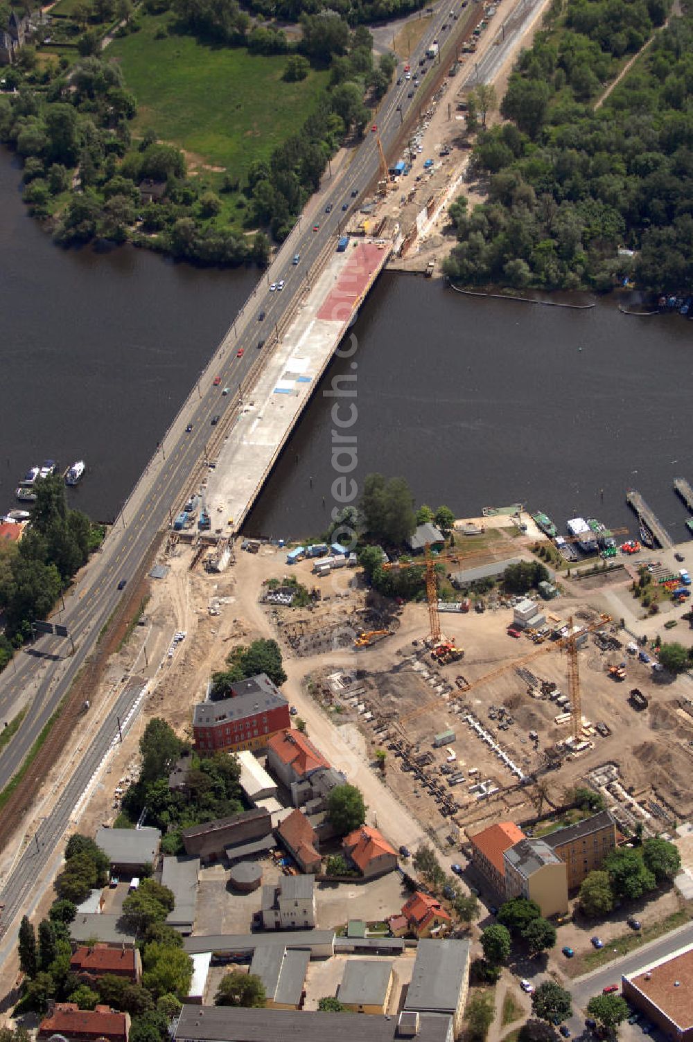 Aerial photograph Potsdam - Blick auf die Bauarbeiten an der Langen Brücke in Potsdam. Im April 2008 begann der Bau an einer neuen Brücke über die Havel und die Alte Fahrt unter Einbeziehung der Freundschaftsinsel. Die Brücke soll die Schienen der Straßenbahn aufnehmen. Die Verlegung der Breiten Straße wird dadurch erleichtert. Außerdem wird die Uferpromenade neu gestaltet. Bauherr: ViP Verkehrsbetrieb Potsdam GmbH; Bauausführung: Henry Ripke Architekten, Hasenheide 54, 10967 Berlin, +49 (0)30 694 85 33, +49 (0) 30 694 86 33, Email Ripke-Architekten@archi.de; Klähne Beratende Ingenieure im Bauwesen GmbH, Inselstraße 6A, 10179 Berlin, Tel. (0)30 27 56 39 0, Fax (0)30 27 56 39 11, EMail: post@kl-ing.de; locodrom landschaftsarchitekten, Joachim-Friedrich-Str. 37, 10711 Berlin, Tel. +49 (0)30 896 80 841, Fax +49 (0)30 891 68 68