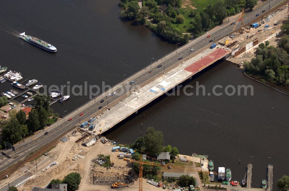 Potsdam from above - Blick auf die Bauarbeiten an der Langen Brücke in Potsdam. Im April 2008 begann der Bau an einer neuen Brücke über die Havel und die Alte Fahrt unter Einbeziehung der Freundschaftsinsel. Die Brücke soll die Schienen der Straßenbahn aufnehmen. Die Verlegung der Breiten Straße wird dadurch erleichtert. Außerdem wird die Uferpromenade neu gestaltet. Bauherr: ViP Verkehrsbetrieb Potsdam GmbH; Bauausführung: Henry Ripke Architekten, Hasenheide 54, 10967 Berlin, +49 (0)30 694 85 33, +49 (0) 30 694 86 33, Email Ripke-Architekten@archi.de; Klähne Beratende Ingenieure im Bauwesen GmbH, Inselstraße 6A, 10179 Berlin, Tel. (0)30 27 56 39 0, Fax (0)30 27 56 39 11, EMail: post@kl-ing.de; locodrom landschaftsarchitekten, Joachim-Friedrich-Str. 37, 10711 Berlin, Tel. +49 (0)30 896 80 841, Fax +49 (0)30 891 68 68