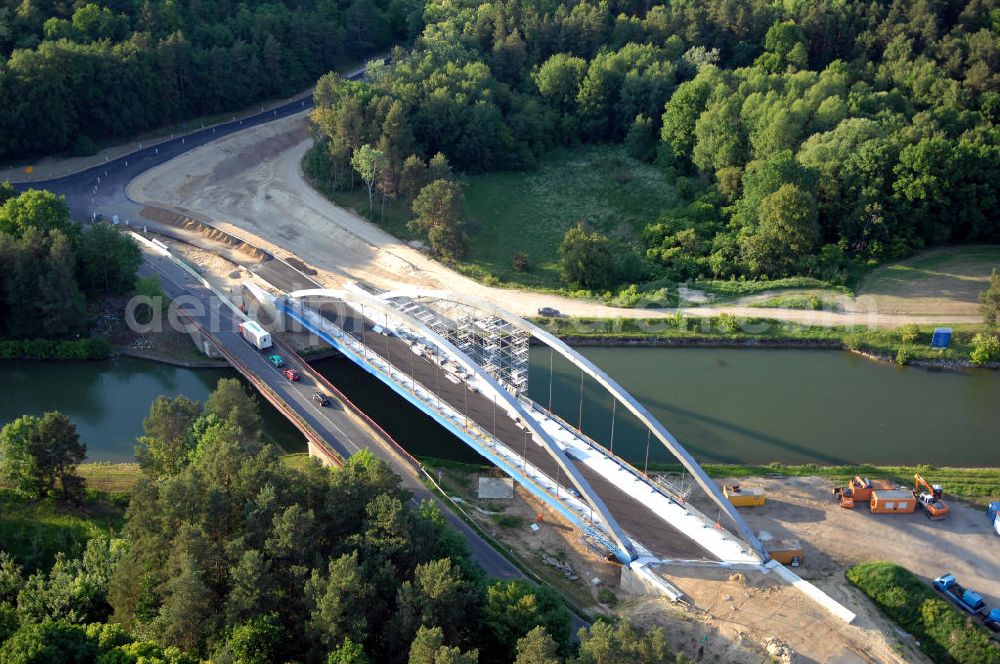 Aerial image Langer Grund - Blick auf die Bauarbeiten der neuen Kaiserwegbrücke im Langer Grund, ein Gebiet in der Schorfheide, eine Gemeinde im Landkreis Barnim im Bundesland Brandenburg. Die Straßenbrücke Kaiserweg befindet sich an der Havel-Oder-Wasserstraße und überführt die Bundesstraße B167 über den Schifffahrtskanal. Der Bau wird von den den Firmen Schachtbau Nordhausen GmbH und Matthäi Bauunternehmen GmbH & Co KG durchgeführt. Kontakt: