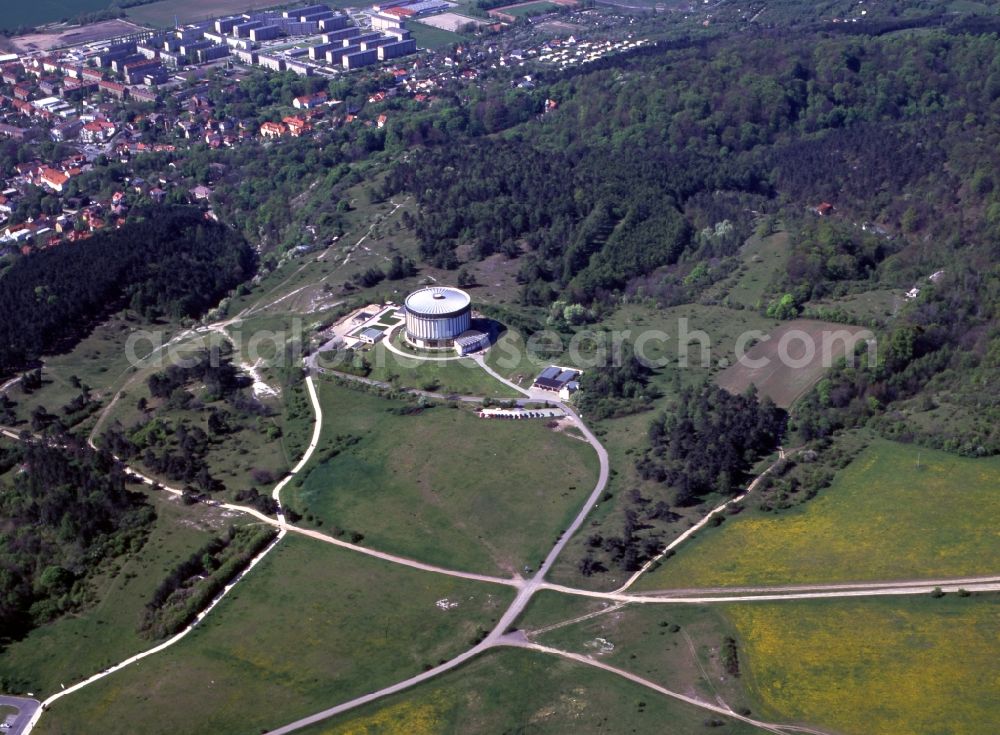 Bad Frankenhausen/Kyffhäuser from the bird's eye view: View of the Peasants' War Panorama in Bad Frankenhausen / Kyffhaeuser in Thuringia. It is a monumental panorama picture of the Peasants' War of the Leipzig painter and art professor Werner Tuebke and is located in a purpose built building complex, the Panorama Museum, on the battlefield at the foot of the mountain Kyffhaeuser Mountains. In the background houses