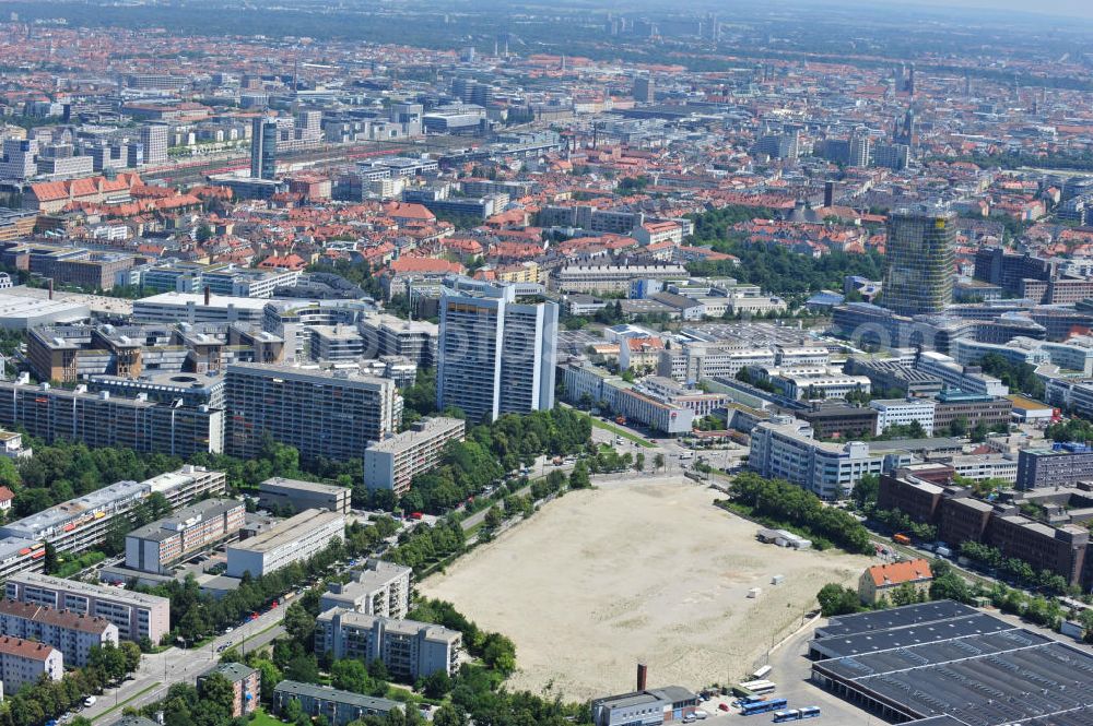 München Laim from the bird's eye view: Blick auf die Baufläche Quartier Zschokkestraße im Stadtteil Laim. Auf dem Gelände des abgerissenen alten Straßenbahndepots soll ein neues Wohngebiet entstehen. Development area in the district Zschokkestraße Laim. On the site of the demolished old tram depot to build a new residential area.