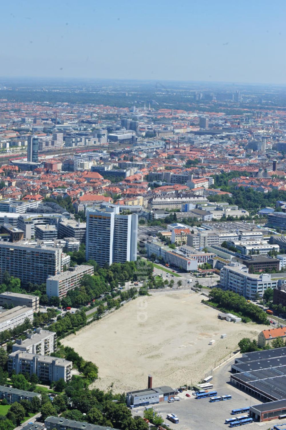 Aerial photograph München Laim - Blick auf die Baufläche Quartier Zschokkestraße im Stadtteil Laim. Auf dem Gelände des abgerissenen alten Straßenbahndepots soll ein neues Wohngebiet entstehen. Development area in the district Zschokkestraße Laim. On the site of the demolished old tram depot to build a new residential area.