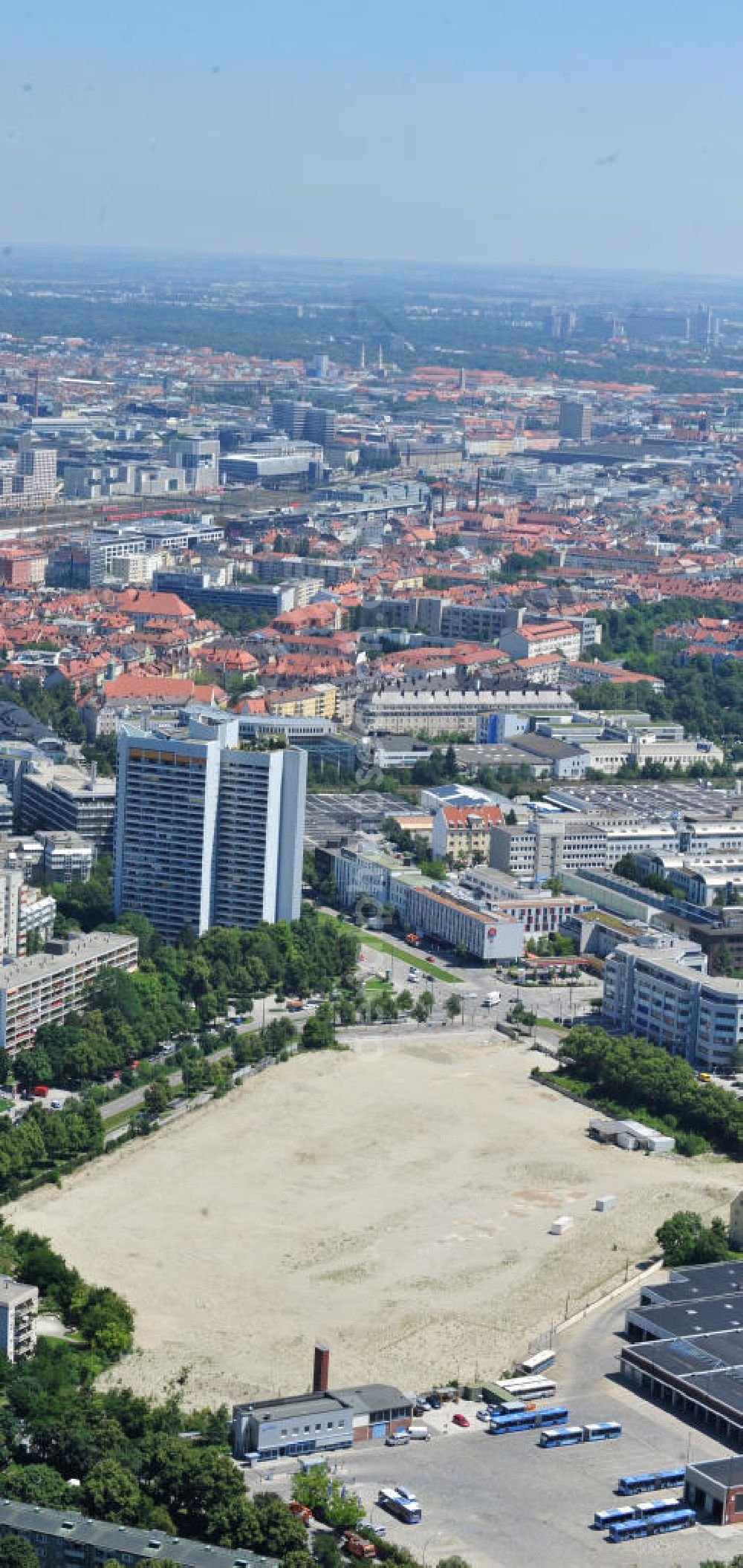 München Laim from above - Blick auf die Baufläche Quartier Zschokkestraße im Stadtteil Laim. Auf dem Gelände des abgerissenen alten Straßenbahndepots soll ein neues Wohngebiet entstehen. Development area in the district Zschokkestraße Laim. On the site of the demolished old tram depot to build a new residential area.