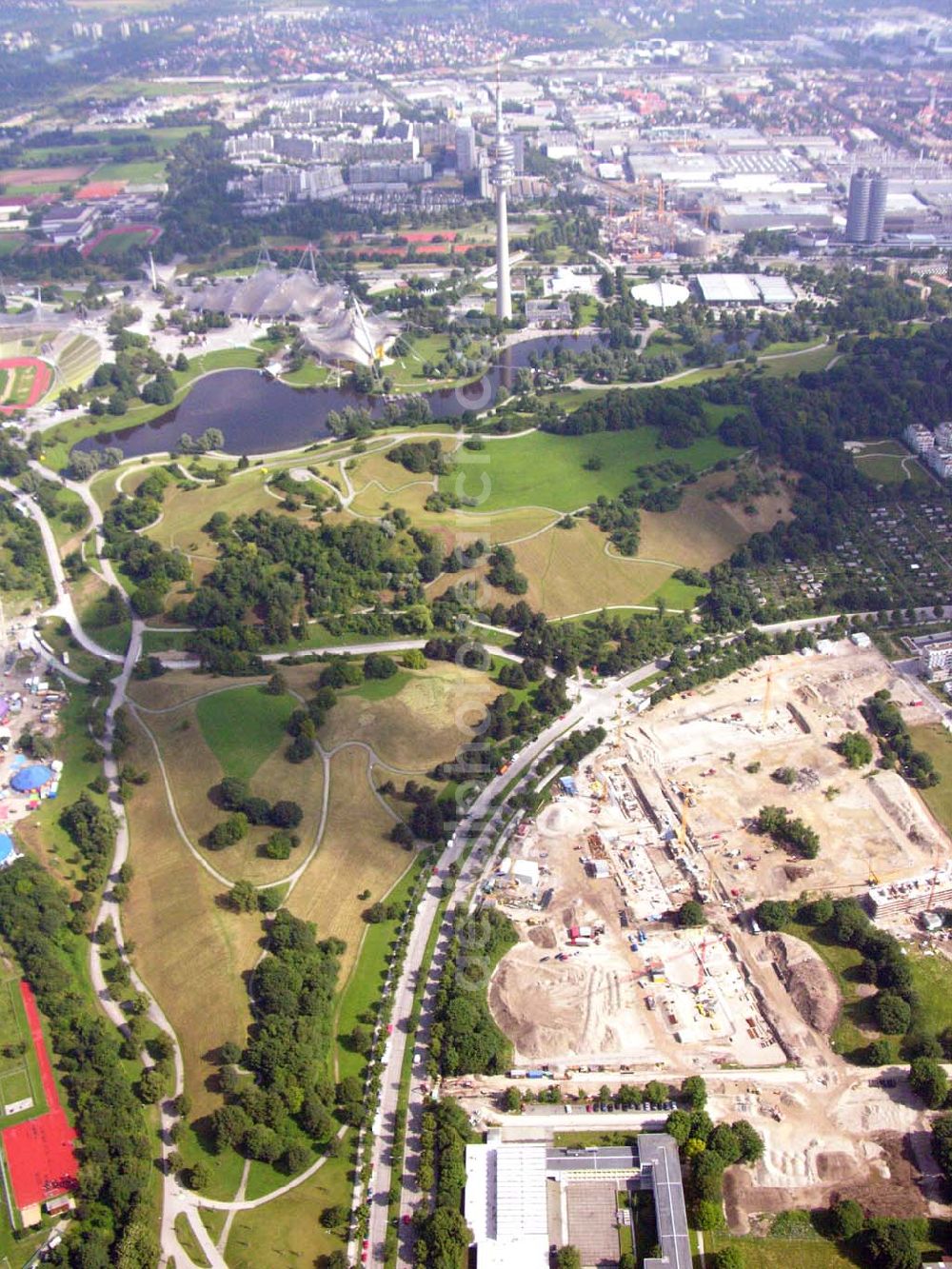 Aerial photograph München / Bayern - Blick auf das Baugelände des Wohngebietes Olympiapark. Bei CONCEPTBAUGOLD leben Sie direkt am Olympiapark! Wohnen Sie in der besten Ausgangslage .Beim Ackermannbogen in Schwabing kommt das Beste zum Schluss: Mit CONCEPTBAUGOLD wird das letzte Grundstück direkt am Olympiapark bebaut. Beratungspavillion vor Ort: Ackermannstr. 49, 80797 München Mo-So 14.00 - 18.00 Uhr Anruf zum Ortstarif: Telefon: 01801. 266 277, Fax: 089.350 949-41, gold@conceptbau.de