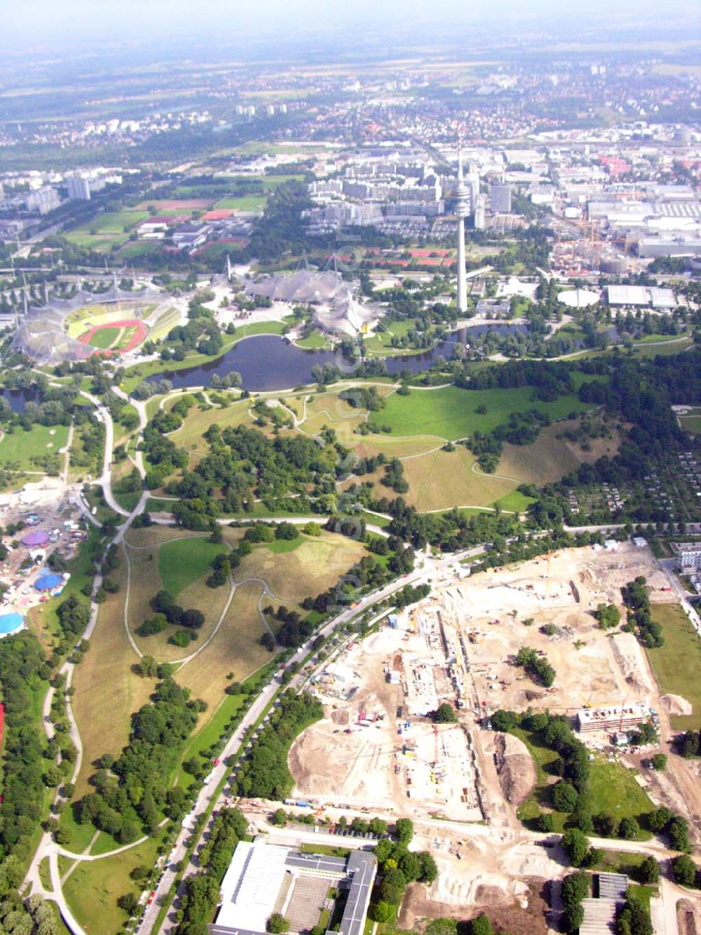 München / Bayern from above - Blick auf das Baugelände des Wohngebietes Olympiapark. Bei CONCEPTBAUGOLD leben Sie direkt am Olympiapark! Wohnen Sie in der besten Ausgangslage .Beim Ackermannbogen in Schwabing kommt das Beste zum Schluss: Mit CONCEPTBAUGOLD wird das letzte Grundstück direkt am Olympiapark bebaut. Beratungspavillion vor Ort: Ackermannstr. 49, 80797 München Mo-So 14.00 - 18.00 Uhr Anruf zum Ortstarif: Telefon: 01801. 266 277, Fax: 089.350 949-41, gold@conceptbau.de