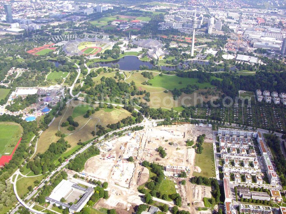 München / Bayern from the bird's eye view: Blick auf das Baugelände des Wohngebietes Olympiapark. Bei CONCEPTBAUGOLD leben Sie direkt am Olympiapark! Wohnen Sie in der besten Ausgangslage .Beim Ackermannbogen in Schwabing kommt das Beste zum Schluss: Mit CONCEPTBAUGOLD wird das letzte Grundstück direkt am Olympiapark bebaut. Beratungspavillion vor Ort: Ackermannstr. 49, 80797 München Mo-So 14.00 - 18.00 Uhr Anruf zum Ortstarif: Telefon: 01801. 266 277, Fax: 089.350 949-41, gold@conceptbau.de