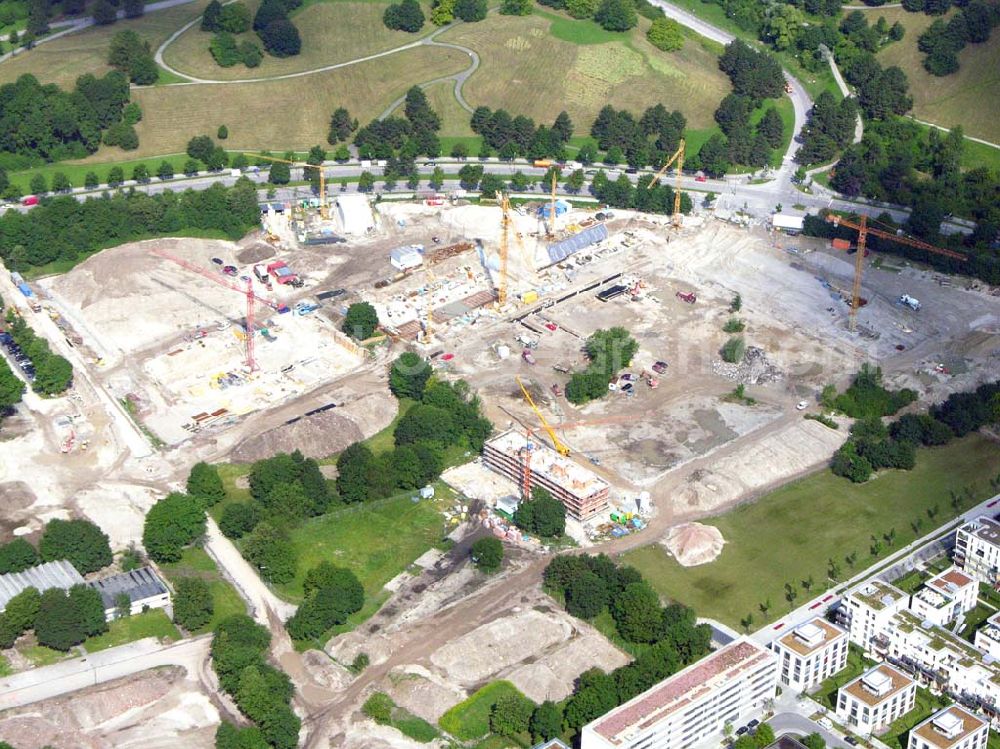 München / Bayern from above - Blick auf das Baugelände des Wohngebietes Olympiapark. Bei CONCEPTBAUGOLD leben Sie direkt am Olympiapark! Wohnen Sie in der besten Ausgangslage .Beim Ackermannbogen in Schwabing kommt das Beste zum Schluss: Mit CONCEPTBAUGOLD wird das letzte Grundstück direkt am Olympiapark bebaut. Beratungspavillion vor Ort: Ackermannstr. 49, 80797 München Mo-So 14.00 - 18.00 Uhr Anruf zum Ortstarif: Telefon: 01801. 266 277, Fax: 089.350 949-41, gold@conceptbau.de