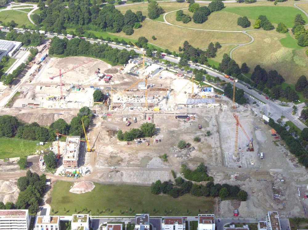 München / Bayern from the bird's eye view: Blick auf das Baugelände des Wohngebietes Olympiapark. Bei CONCEPTBAUGOLD leben Sie direkt am Olympiapark! Wohnen Sie in der besten Ausgangslage .Beim Ackermannbogen in Schwabing kommt das Beste zum Schluss: Mit CONCEPTBAUGOLD wird das letzte Grundstück direkt am Olympiapark bebaut. Beratungspavillion vor Ort: Ackermannstr. 49, 80797 München Mo-So 14.00 - 18.00 Uhr Anruf zum Ortstarif: Telefon: 01801. 266 277, Fax: 089.350 949-41, gold@conceptbau.de