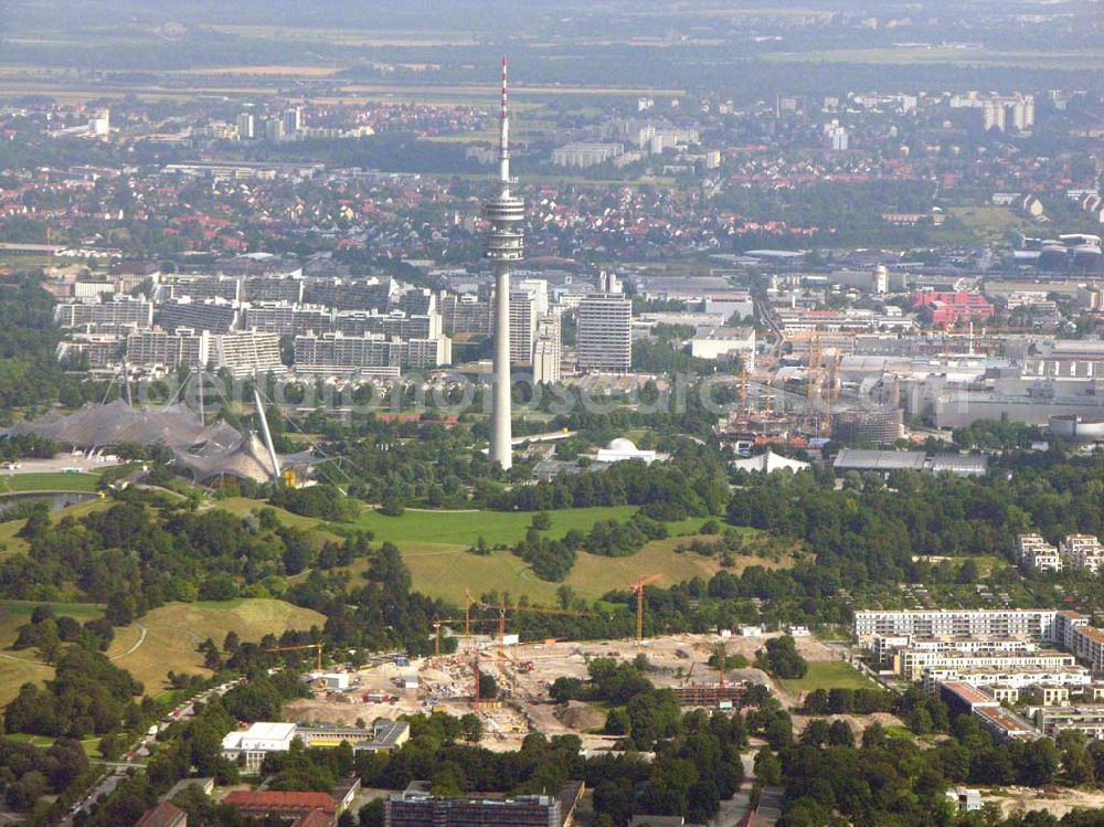 München / Bayern from the bird's eye view: Blick auf das Baugelände des Wohngebietes Olympiapark. Bei CONCEPTBAUGOLD leben Sie direkt am Olympiapark! Wohnen Sie in der besten Ausgangslage .Beim Ackermannbogen in Schwabing kommt das Beste zum Schluss: Mit CONCEPTBAUGOLD wird das letzte Grundstück direkt am Olympiapark bebaut. Beratungspavillion vor Ort: Ackermannstr. 49, 80797 München Mo-So 14.00 - 18.00 Uhr Anruf zum Ortstarif: Telefon: 01801. 266 277, Fax: 089.350 949-41, gold@conceptbau.de