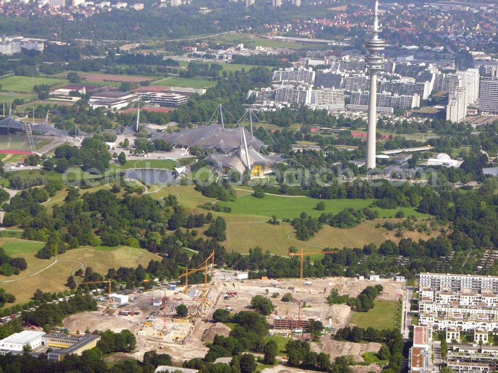 München / Bayern from the bird's eye view: Blick auf das Baugelände des Wohngebietes Olympiapark. Bei CONCEPTBAUGOLD leben Sie direkt am Olympiapark! Wohnen Sie in der besten Ausgangslage .Beim Ackermannbogen in Schwabing kommt das Beste zum Schluss: Mit CONCEPTBAUGOLD wird das letzte Grundstück direkt am Olympiapark bebaut. Beratungspavillion vor Ort: Ackermannstr. 49, 80797 München Mo-So 14.00 - 18.00 Uhr Anruf zum Ortstarif: Telefon: 01801. 266 277, Fax: 089.350 949-41, gold@conceptbau.de