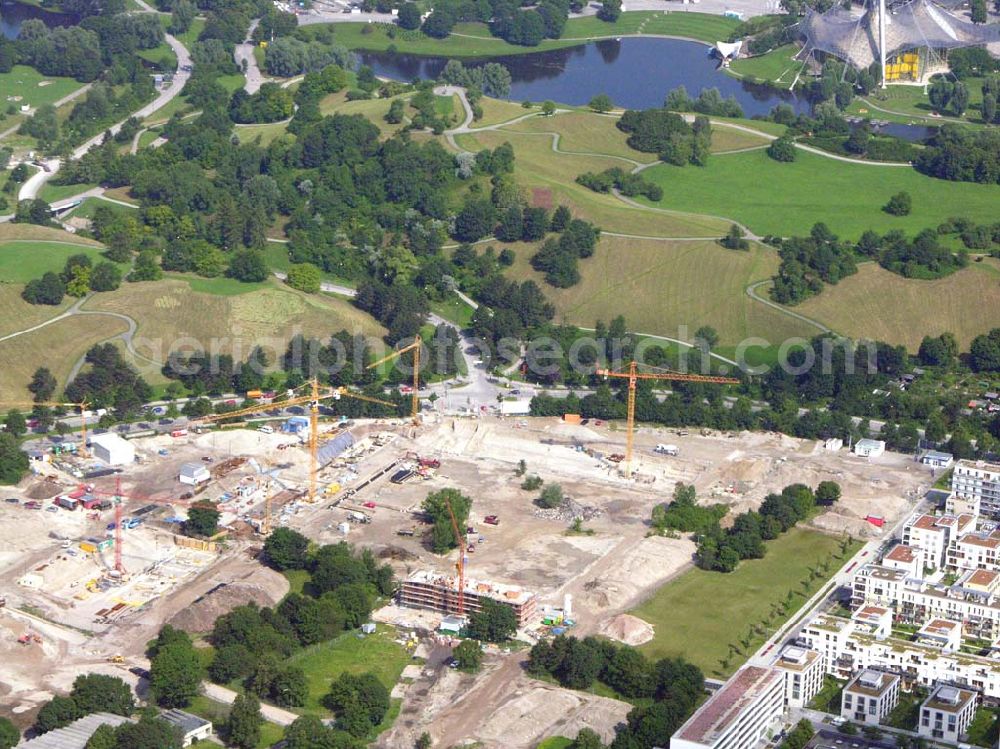 München / Bayern from the bird's eye view: Blick auf das Baugelände des Wohngebietes Olympiapark. Bei CONCEPTBAUGOLD leben Sie direkt am Olympiapark! Wohnen Sie in der besten Ausgangslage .Beim Ackermannbogen in Schwabing kommt das Beste zum Schluss: Mit CONCEPTBAUGOLD wird das letzte Grundstück direkt am Olympiapark bebaut. Beratungspavillion vor Ort: Ackermannstr. 49, 80797 München Mo-So 14.00 - 18.00 Uhr Anruf zum Ortstarif: Telefon: 01801. 266 277, Fax: 089.350 949-41, gold@conceptbau.de