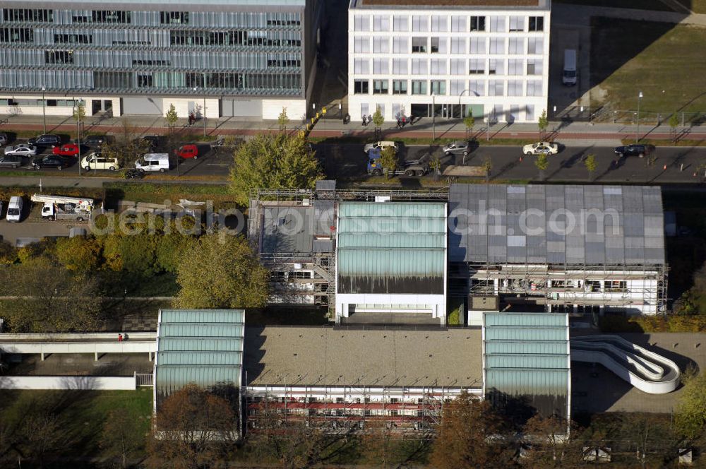 Berlin from above - Blick auf das Bauhaus-Archiv/Museum für Gestaltung. Der Archivbau wurde bereits 1964 für einen Standort in Darmstadt geplant. Es wurde dann jedoch in modifizierter Form 1976-1979 in Berlin errichtet. Das Gebäude ist ein Spätwerk des Bauhaus-Gründers Walter Gropius. Im 20. Jahrhundert war das Bauhaus die bedeutendste Schule für Design, Architektur und Kunst. Bis heute beeinflussen das Programm und die Produktion die Gestaltung. Oben links im Bild ist noch ein Teil des KPMG-Gebäudes zu sehen, ein internationales Wirtschaftsprüfungs- und Beratungsunternehmen. Kontakt: Bauhaus-Archiv/Museum für Gestaltung, Klingelhöferstr. 14, 10785 Berlin, Tel. +49(0)30 254002 0, Fax +49(0)30254002 10, E-mail: bauhaus@bauhaus.de