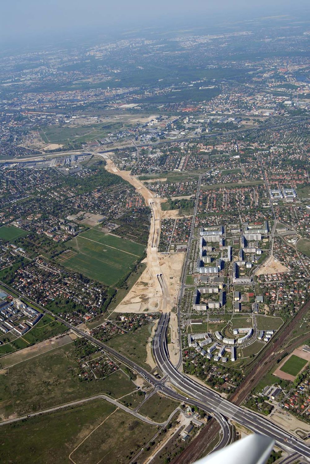 Berlin - Altglienicke from the bird's eye view: Blick auf die Baurarbeiten zur Stadtautobahnanbindung des Flughafens Berlin-Schönefeld im Bereich Altglienicke