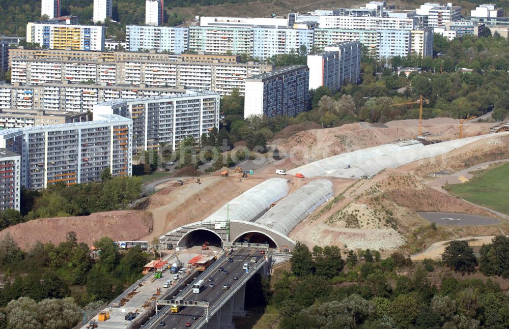 Jena from above - Blick auf die Baustelle der Autobahn 4 in Jena Göschwitz. Die Bauarbeiten haben im Jahr 2004 begonnen. Ziel ist der Ausbau zu einer sechsspurigen Autobahn und die Lärmminderung durch die Eintunnelung eines Teilstückes der Autobahn. Außerdem entstand mit 5 Meter Abstand eine zweite Brücke neben der denkmalgeschützten Saalebrücke. Kontakt: Ingenieurgruppe BEB GmbH, Über der Nonnenwiese 7 99428 Weimar, Tel. +49(0)3643 7466 0, Fax +49(0)3643 7466 29, Email: kontakt@beb-weimar.de