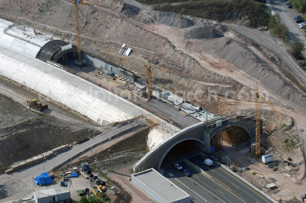 Jena from above - Blick auf die Baustelle der Autobahn 4 in Jena Göschwitz. Die Bauarbeiten haben im Jahr 2004 begonnen. Ziel ist der Ausbau zu einer sechsspurigen Autobahn und die Lärmminderung durch die Eintunnelung eines Teilstückes der Autobahn. Außerdem entstand mit 5 Meter Abstand eine zweite Brücke neben der denkmalgeschützten Saalebrücke. Kontakt: Ingenieurgruppe BEB GmbH, Über der Nonnenwiese 7 99428 Weimar, Tel. +49(0)3643 7466 0, Fax +49(0)3643 7466 29, Email: kontakt@beb-weimar.de