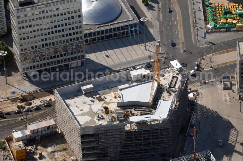 Berlin Mitte from above - Blick auf Baublock D4 - Realisierungsprojekt Hines. Die Fertigstellung des Bauprojektes D4 I die mitte - Shopping am Alexanderplatz ist zum Frühjahr 2009 (Block) / 2018 (Turm) geplant. Genutzt wird die Fläche dann für den Einzelhandel und als Bürofläche. Ansprechpartner ist die Hines Immobilien GmbH. Telefon: (030) 72 62 41 100; E-Mail: alexan derplatz@hines.com