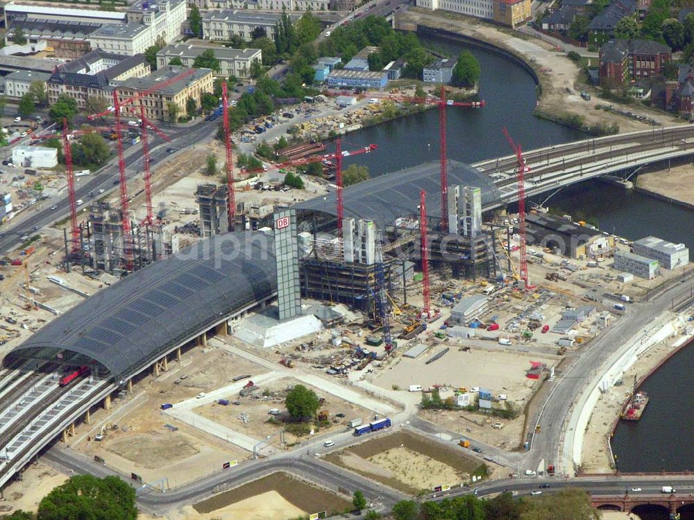 Berlin-Tiergarten from the bird's eye view: 02.05.2005 Blick auf die Baustelle Berlin Hauptbahnhof (ehem. Lehrter Bahnhof). Geplante Eröffung ist 2006 zur Fußballweltmeisterschaft