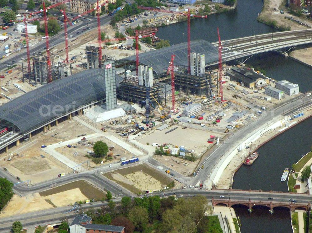 Aerial image Berlin-Tiergarten - 02.05.2005 Blick auf die Baustelle Berlin Hauptbahnhof (ehem. Lehrter Bahnhof). Geplante Eröffung ist 2006 zur Fußballweltmeisterschaft