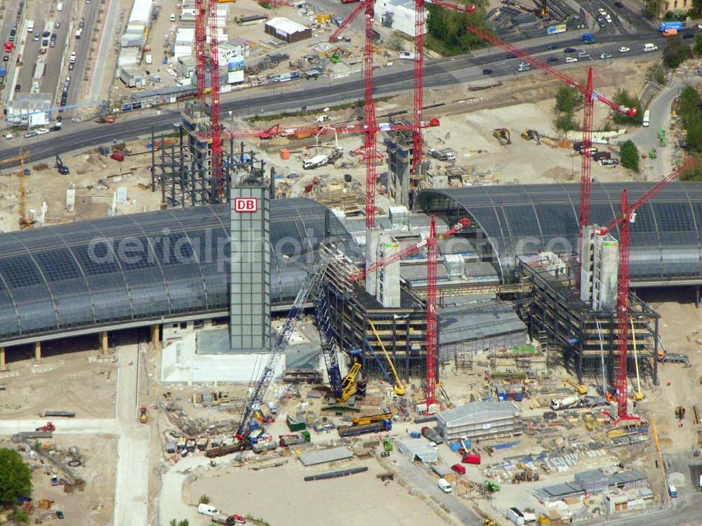 Aerial photograph Berlin-Tiergarten - 02.05.2005 Blick auf die Baustelle Berlin Hauptbahnhof (ehem. Lehrter Bahnhof). Geplante Eröffung ist 2006 zur Fußballweltmeisterschaft