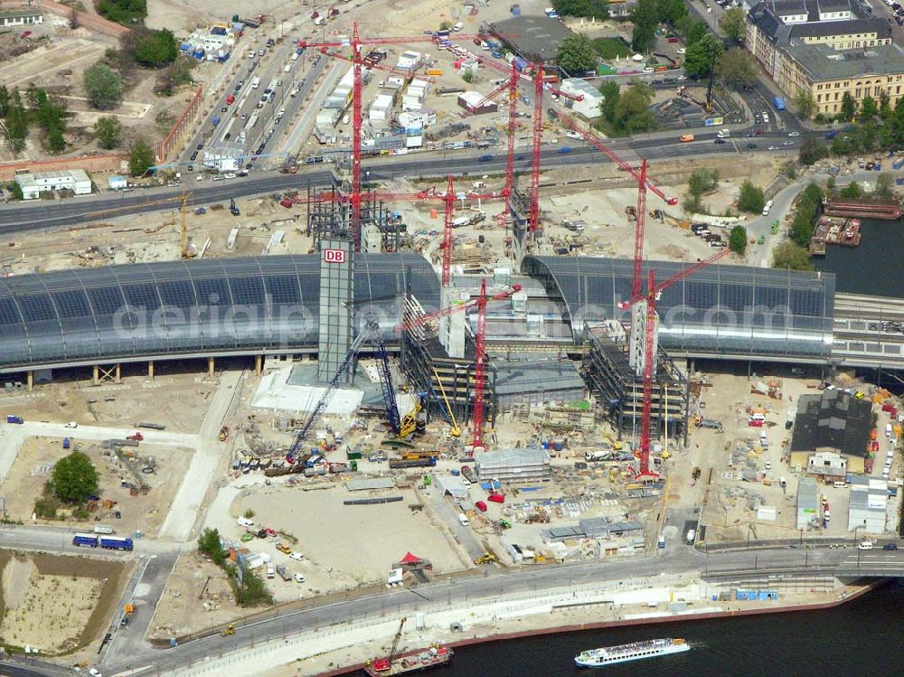 Berlin-Tiergarten from above - 02.05.2005 Blick auf die Baustelle Berlin Hauptbahnhof (ehem. Lehrter Bahnhof). Geplante Eröffung ist 2006 zur Fußballweltmeisterschaft