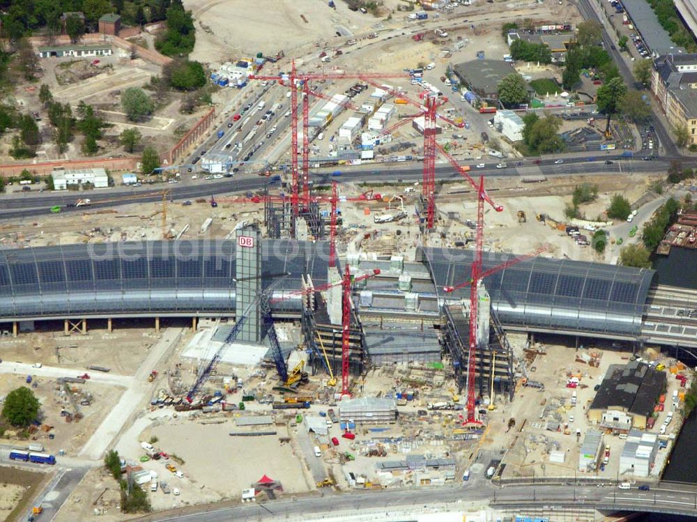 Berlin-Tiergarten from the bird's eye view: 02.05.2005 Blick auf die Baustelle Berlin Hauptbahnhof (ehem. Lehrter Bahnhof). Geplante Eröffung ist 2006 zur Fußballweltmeisterschaft