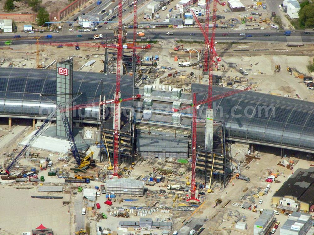 Aerial image Berlin-Tiergarten - 02.05.2005 Blick auf die Baustelle Berlin Hauptbahnhof (ehem. Lehrter Bahnhof). Geplante Eröffung ist 2006 zur Fußballweltmeisterschaft