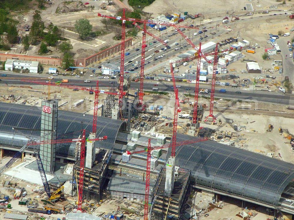 Aerial photograph Berlin-Tiergarten - 02.05.2005 Blick auf die Baustelle Berlin Hauptbahnhof (ehem. Lehrter Bahnhof). Geplante Eröffung ist 2006 zur Fußballweltmeisterschaft