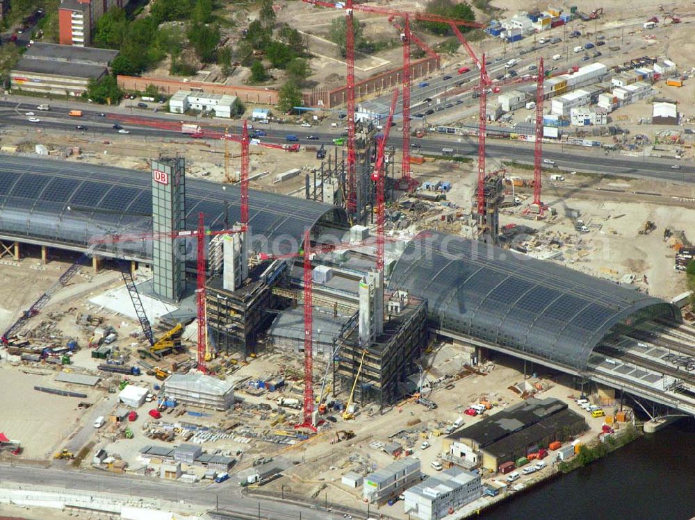 Berlin-Tiergarten from above - 02.05.2005 Blick auf die Baustelle Berlin Hauptbahnhof (ehem. Lehrter Bahnhof). Geplante Eröffung ist 2006 zur Fußballweltmeisterschaft