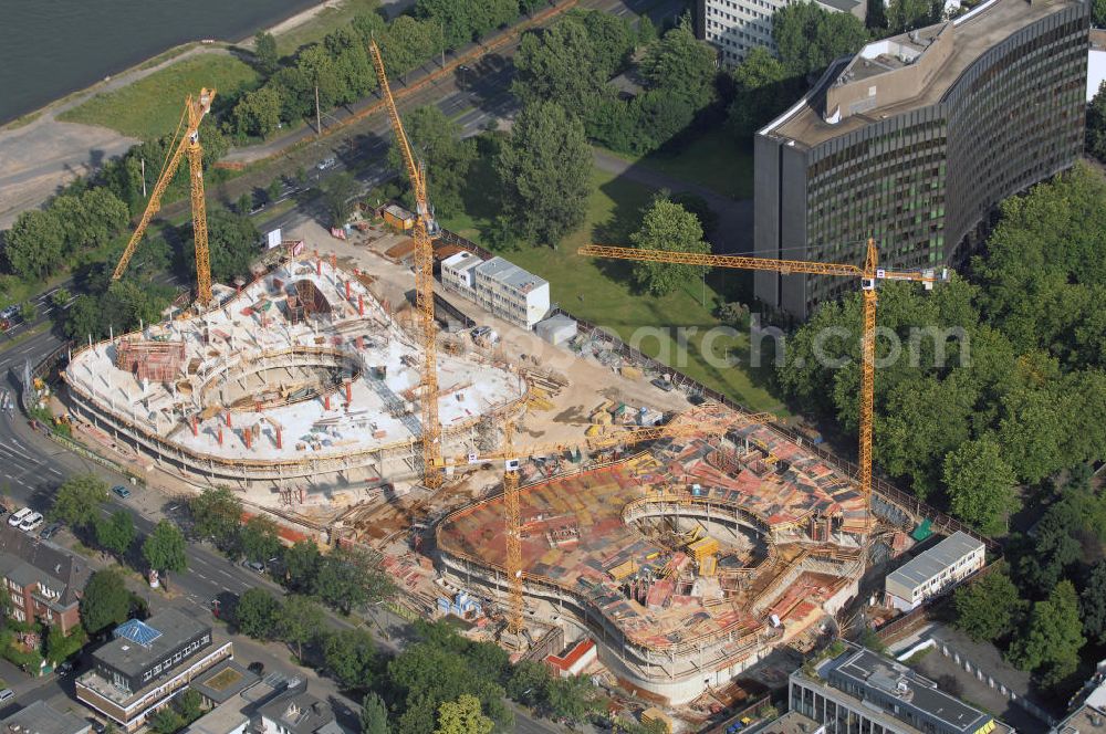 Köln from the bird's eye view: Blick auf die Baustelle der Cologne Oval Offices im Kölner Stadtteil Bayenthal. Diese Bürogebäude sollen nach außen hin lebendig und flexibel wirken, so wie die Unternehmen, die später dort einziehen auch sind. Auf Grund der Form und Gestaltung der Fassade fallen sie sehr auf. In die Planung wurde auch der ökologische Aspekt eingebunden. Die Gebäudekühlung wird Rheinwasser genutzt werden, auch der Bau erfolgt energiesparend und auf zukünftig niedrige Betriebskosten hinarbeitend. Die Gesamtfläche beider Gebäude wird knapp 30.000 Quadratmeter betragen und so Platz für 1.680 Mitarbeiter bieten. Kontakt: Vermietung: Atisreal GmbH, Overstolzenstraße 2a 50677 Köln, Tel. +49(0)221 93463311; Pressesprecher Cologne Oval Offices Dr. Josef Wild, Tel. +49(0)221 5108468 10, Fax +49(0)221 5108468 29, Email: presse@coo.de