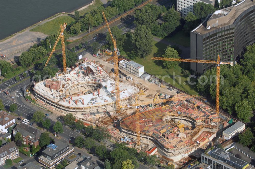 Aerial photograph Köln - Blick auf die Baustelle der Cologne Oval Offices im Kölner Stadtteil Bayenthal. Diese Bürogebäude sollen nach außen hin lebendig und flexibel wirken, so wie die Unternehmen, die später dort einziehen auch sind. Auf Grund der Form und Gestaltung der Fassade fallen sie sehr auf. In die Planung wurde auch der ökologische Aspekt eingebunden. Die Gebäudekühlung wird Rheinwasser genutzt werden, auch der Bau erfolgt energiesparend und auf zukünftig niedrige Betriebskosten hinarbeitend. Die Gesamtfläche beider Gebäude wird knapp 30.000 Quadratmeter betragen und so Platz für 1.680 Mitarbeiter bieten. Kontakt: Vermietung: Atisreal GmbH, Overstolzenstraße 2a 50677 Köln, Tel. +49(0)221 93463311; Pressesprecher Cologne Oval Offices Dr. Josef Wild, Tel. +49(0)221 5108468 10, Fax +49(0)221 5108468 29, Email: presse@coo.de