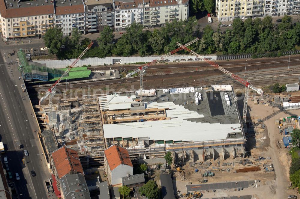 Aerial image Berlin - Blick auf eine Baustelle für ein Einkaufszentrum an der Hermannbrücke in Berlin-Neukölln. Das Hermann-Quartier wird unmittelbar am S-Bahnhof Hermannstraße errichtet und bietet EInzelhandelsflächen, Parkplatz und ein Ärztezentrum. Ende 2008 wird es eröffnet. Bauherr: TRIGON Invest GmbH & Co. KG, Antje Rebbert, Katharina-Heinroth-Ufer 1, 10787 Berlin, Tel. +49 (0)30.25 41 15 13, Fax +49 (0)30.25 41 15 99, Email antje.rebbert@trigon-invest.de