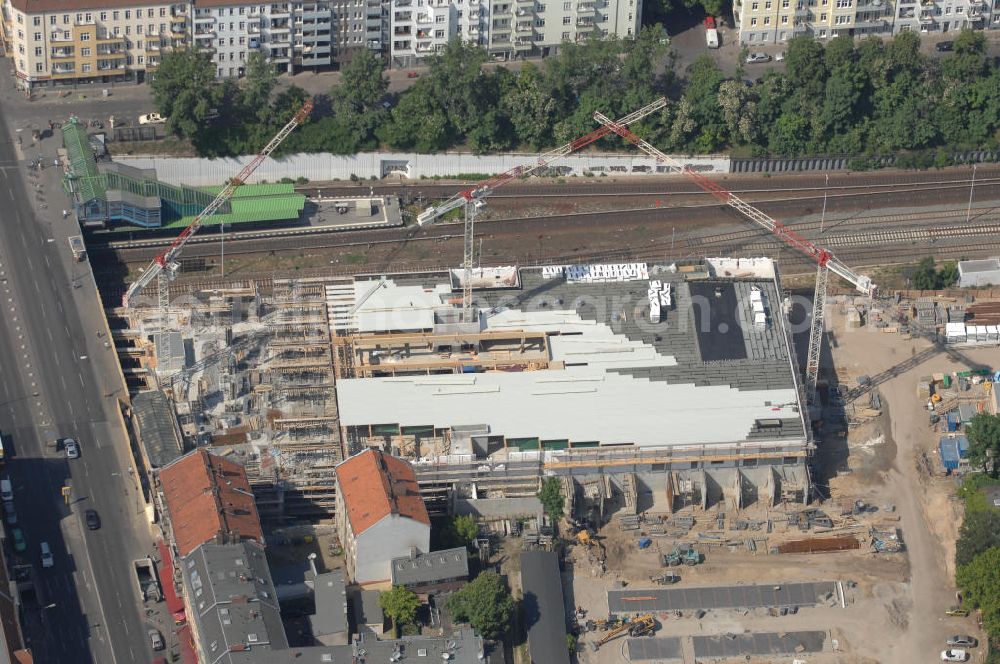 Aerial photograph Berlin - Blick auf eine Baustelle für ein Einkaufszentrum an der Hermannbrücke in Berlin-Neukölln. Das Hermann-Quartier wird unmittelbar am S-Bahnhof Hermannstraße errichtet und bietet EInzelhandelsflächen, Parkplatz und ein Ärztezentrum. Ende 2008 wird es eröffnet. Bauherr: TRIGON Invest GmbH & Co. KG, Antje Rebbert, Katharina-Heinroth-Ufer 1, 10787 Berlin, Tel. +49 (0)30.25 41 15 13, Fax +49 (0)30.25 41 15 99, Email antje.rebbert@trigon-invest.de