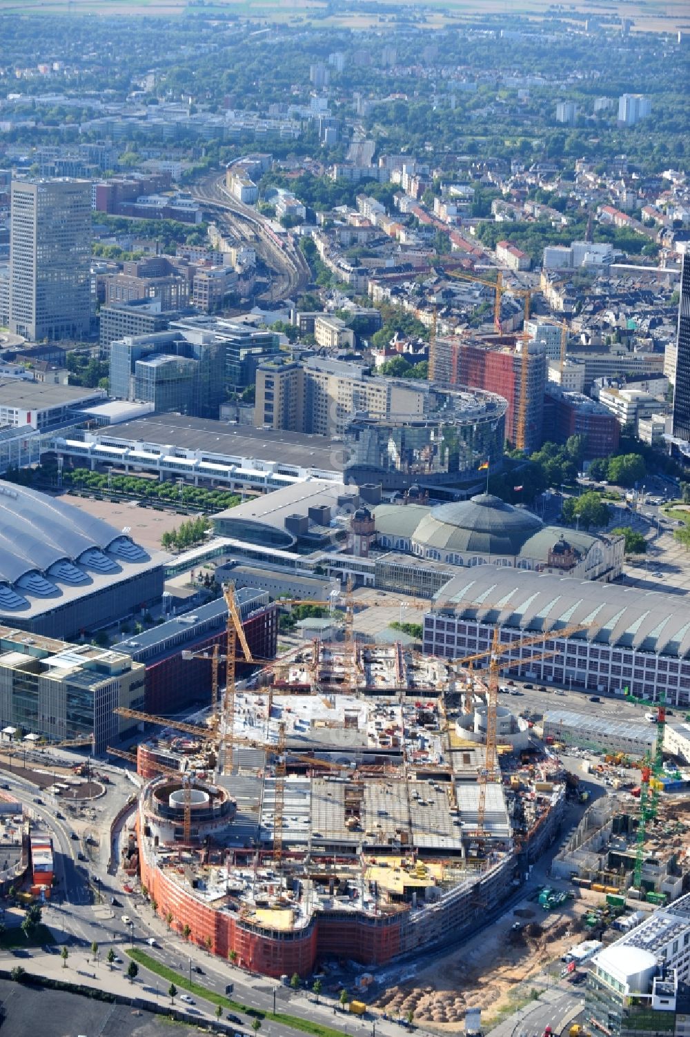 Frankfurt am Main from the bird's eye view: View of the construction site of the shopping center of the complex Skyline Plaza in Frankfurt. The construction began in June 2011, the opening is scheduled for autumn 2013. The building, which will cost € 320 million and have a sales area of 38,000 square kilometers, is designed of the shopping center specialist ECE Group and CA Immo. It is built by the Max Bögl Construction GmbH & Co in cooperation with bam Deutschland. KG. The architects office Jourdan and Müller also plans, in addition to the undulating facade of the five-storey building, Frankfurt's largest beer garden on the roof of the shopping center