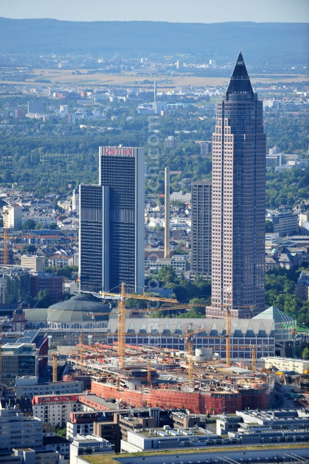 Aerial photograph Frankfurt am Main - View of the construction site of the shopping center of the complex Skyline Plaza in Frankfurt. The construction began in June 2011, the opening is scheduled for autumn 2013. The building, which will cost € 320 million and have a sales area of 38,000 square kilometers, is designed of the shopping center specialist ECE Group and CA Immo. It is built by the Max Bögl Construction GmbH & Co in cooperation with bam Deutschland. KG. The architects office Jourdan and Müller also plans, in addition to the undulating facade of the five-storey building, Frankfurt's largest beer garden on the roof of the shopping center