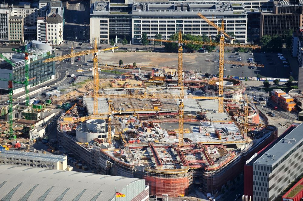 Frankfurt am Main from the bird's eye view: View of the construction site of the shopping center of the complex Skyline Plaza in Frankfurt. The construction began in June 2011, the opening is scheduled for autumn 2013. The building, which will cost € 320 million and have a sales area of 38,000 square kilometers, is designed of the shopping center specialist ECE Group and CA Immo. It is built by the Max Bögl Construction GmbH & Co in cooperation with bam Deutschland. KG. The architects office Jourdan and Müller also plans, in addition to the undulating facade of the five-storey building, Frankfurt's largest beer garden on the roof of the shopping center