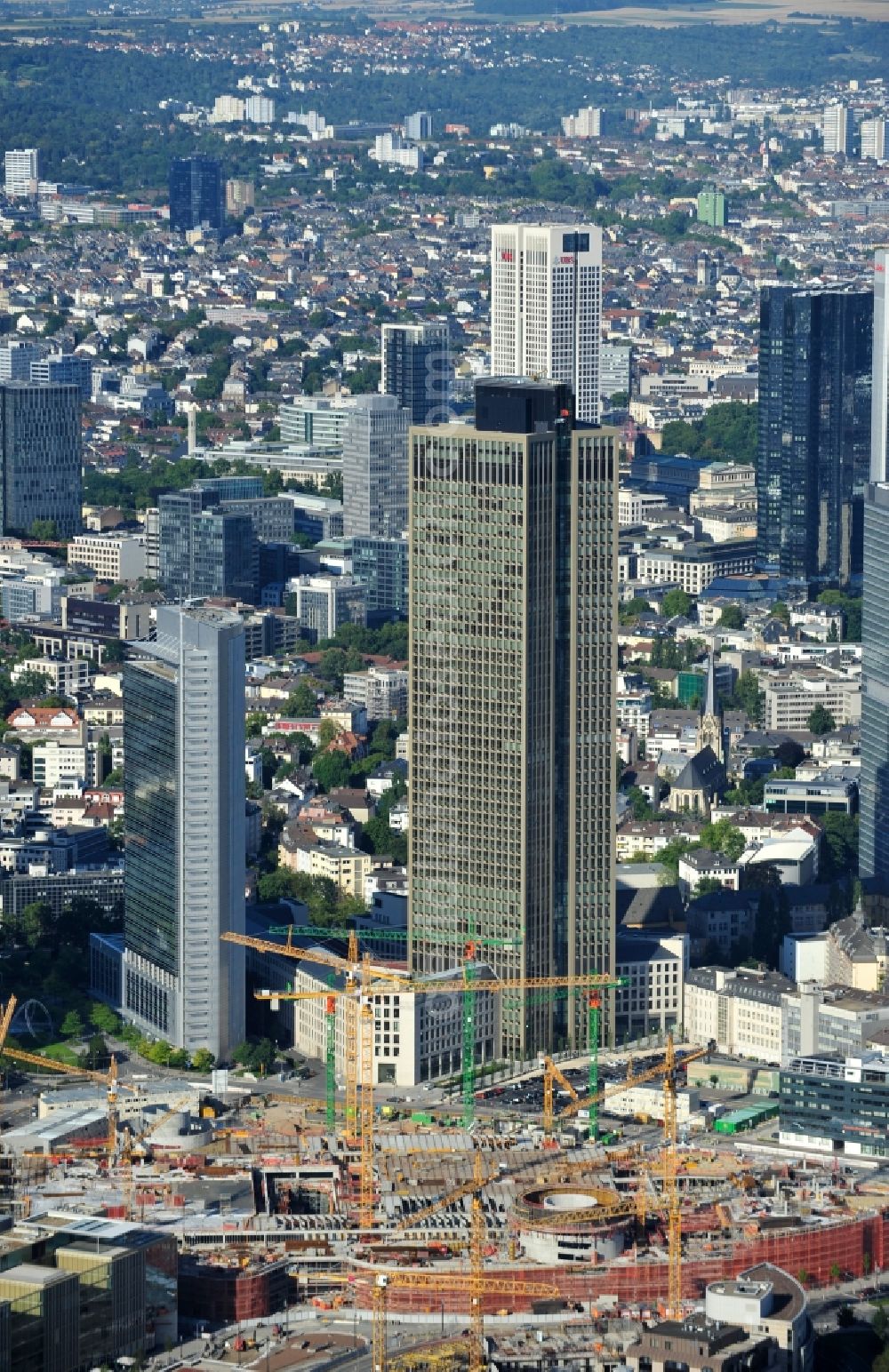 Aerial photograph Frankfurt am Main - View of the construction site of the shopping center of the complex Skyline Plaza in Frankfurt. The construction began in June 2011, the opening is scheduled for autumn 2013. The building, which will cost € 320 million and have a sales area of 38,000 square kilometers, is designed of the shopping center specialist ECE Group and CA Immo. It is built by the Max Bögl Construction GmbH & Co in cooperation with bam Deutschland. KG. The architects office Jourdan and Müller also plans, in addition to the undulating facade of the five-storey building, Frankfurt's largest beer garden on the roof of the shopping center